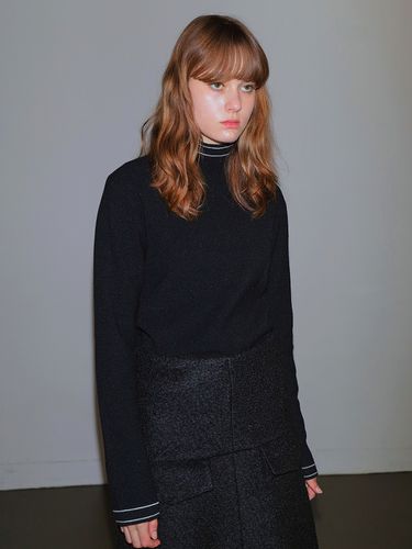 Line Turtleneck Pullover _ Black - PAUL&ALICE - Modalova