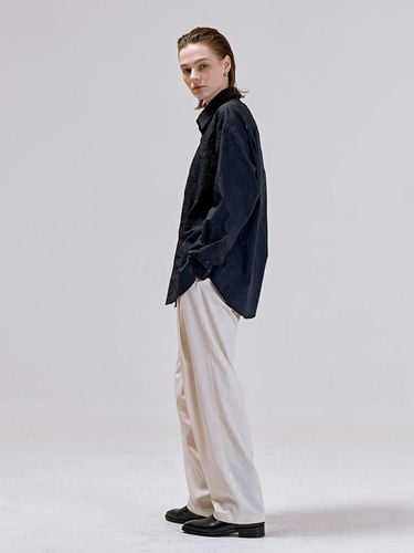 Side Pleats Tapered Leg Pants - NUAKLE - Modalova