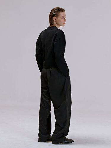 Pleated Wide Tapered Fit Pant - NUAKLE - Modalova