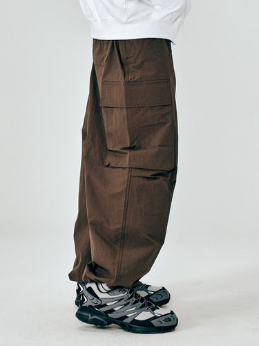 Overfit Nylon Cargo Wide Pants_Brown - MOMENTISM - Modalova