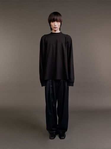 Mock Neck Curved T-shirt (Black) - Lesugiatelier - Modalova