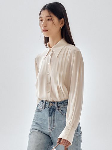 Drama Signature] Pleated Silky Blouse - FRONTROW - Modalova