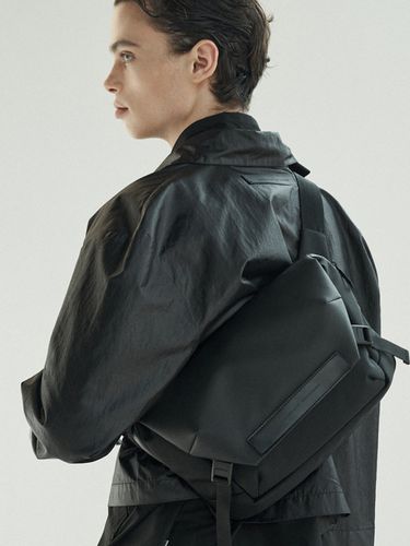 Hawk C18 Sling Bag _ Black - MATHEMATIK - Modalova