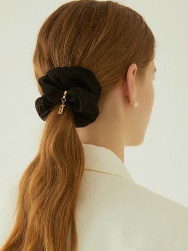 Suede Hair Scrunchie _ Deep Black - J.ESTINA - Modalova