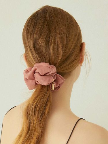 Suede Hair Scrunchie _ Muted Pink - J.ESTINA - Modalova