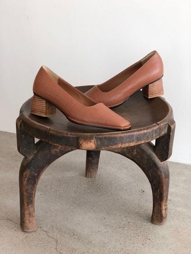 Formal Square Wood Pumps_Brown - jeu d`art - Modalova