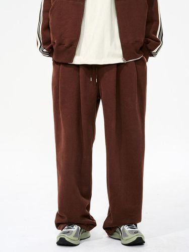 Wide-Fit Two-Tuck Sweatpants Brown - PIECEMAKER - Modalova