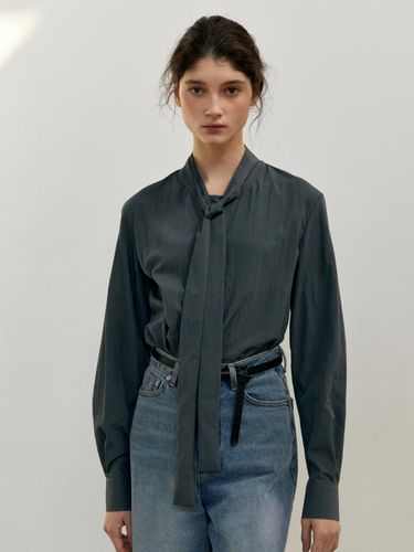 Minimal Tie Blouse (Cloudy) - UNNOUT - Modalova