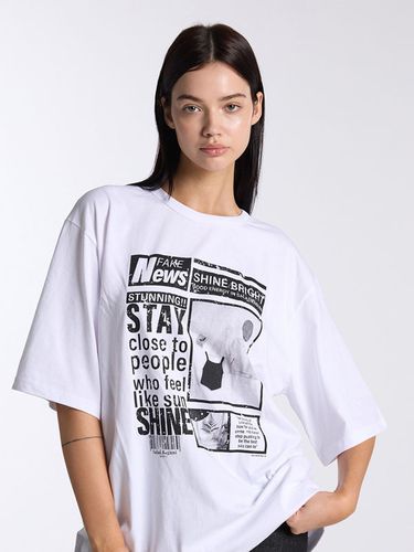 Newsletter Printed Short Sleeve T-Shirt () - SALADBAGUNI - Modalova