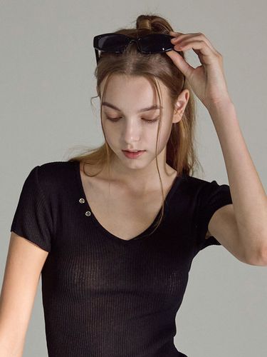 Celery V-neck T-shirt (Black) - SALADBAGUNI - Modalova