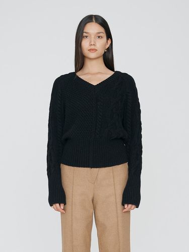 Half & Half Cable V-Neck Knit () - REMPLACEMENT - Modalova