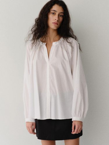 Round Shirring Blouse - ARCHAIC - Modalova