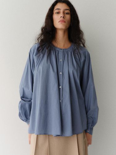 Round Shirring Blouse_Sky Blue - ARCHAIC - Modalova