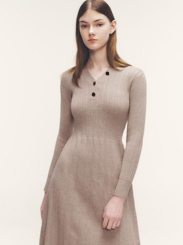 V-Neckline Button Knit Dress_Beige - marieclaire - Modalova