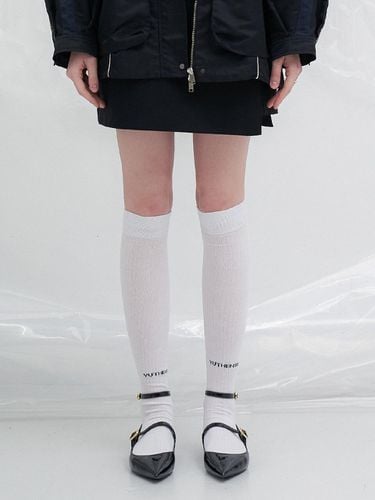 Signature Logo Knee Socks_White - YUTHENTIC - Modalova