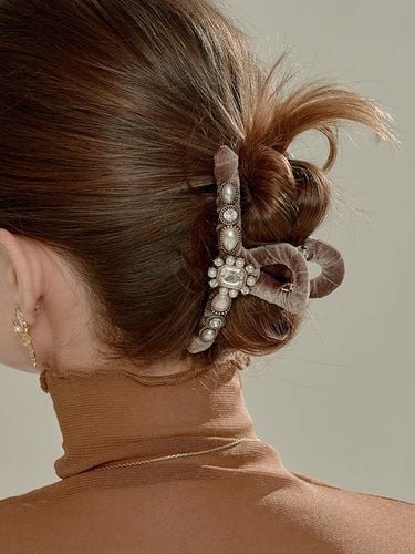 Royal Velvet Bianca Hair Clip - BESTY - Modalova