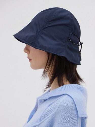 VARZAR Label String Bucket Hat_Navy - VARZAR - Modalova