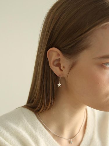 Silver Starry Star Earring - Less is more - Modalova