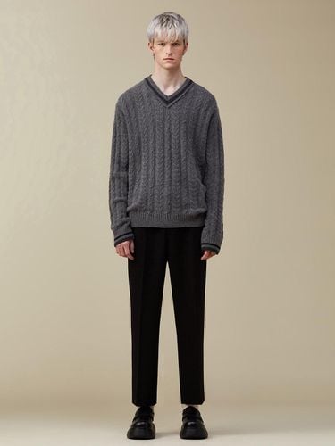 PLADS] New Standard Fit Cable-Knit V-Neck Sweater - T.I FOR MEN - Modalova