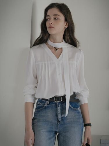 Lebo Tie Pintuck V-neck Blouse_White - KNOWN BETTER - Modalova