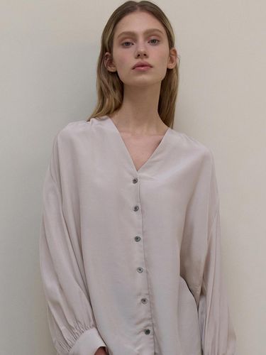 V Shirring Blouse_Beige - L’oiE - Modalova