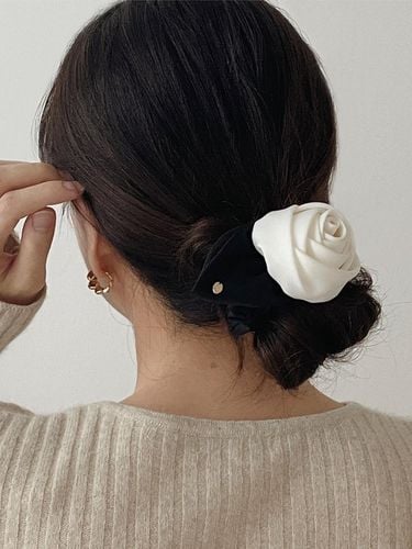 Classic Monotone Rose Hair Scrunchie - oar - Modalova