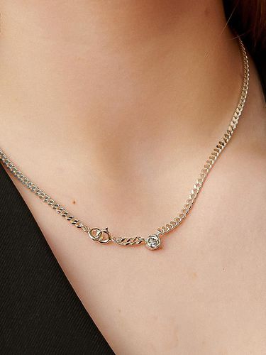 Cross & Curve Chain Necklace - UNI.J - Modalova