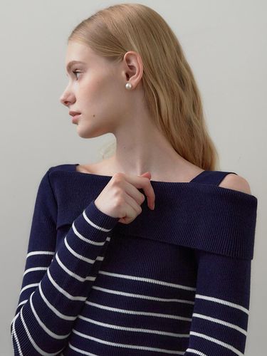 Stripe Asymmetrical Off-Shoulder Sweater_2 Colors - ZEROSTREET - Modalova