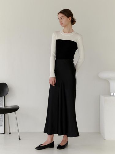 Satin Long Skirt (Black) - YUPPE - Modalova