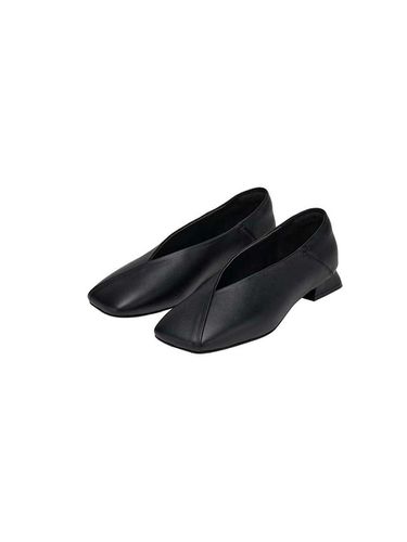 Stitched Diagonal Flats (3 Colors) - the JOHI - Modalova