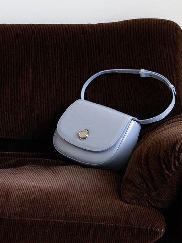 Classic Turn-Lock Button Cross Bag (3 Colors) - monde monde - Modalova