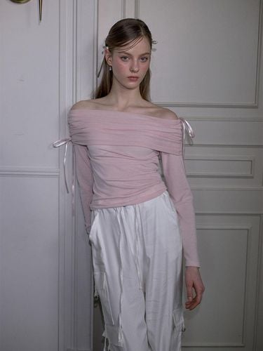 Ribbon Off Shoulder Long Sleeve T-shirt_Pink - Rosefrantz - Modalova