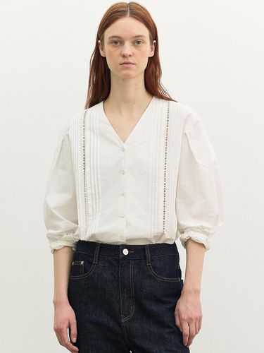 V-neck Tuck Point Blouse_White - a.t.corner - Modalova