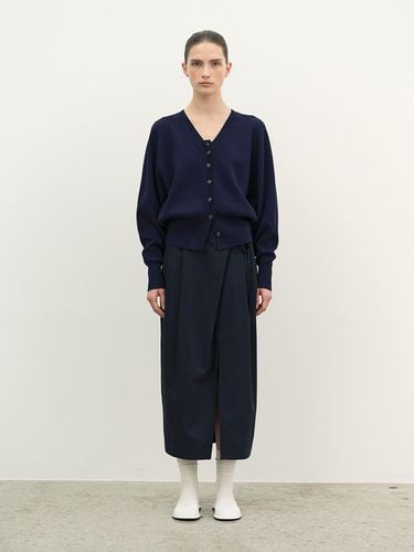 Strap Two Tuck Skirt_Navy - a.t.corner - Modalova