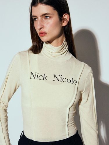 NICOLE Pintuck Line Turtleneck Top () - NICK&NICOLE - Modalova