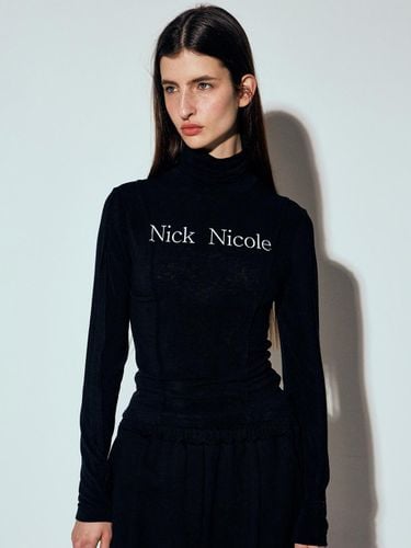 NICOLE Pintuck Line Turtleneck Top () - NICK&NICOLE - Modalova