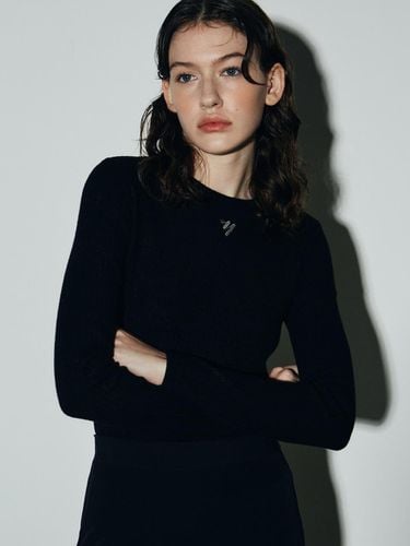 Ribbed Minimal Round Knit (Black) - NICK&NICOLE - Modalova