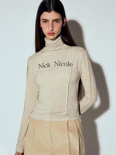 NICOLE Pintuck Line Turtleneck Top - NICK&NICOLE - Modalova