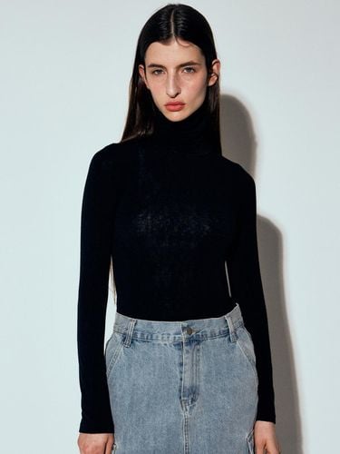 Minimal Slim Turtleneck Top (Black) - NICK&NICOLE - Modalova