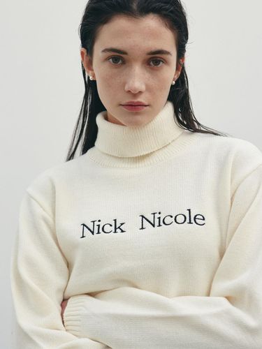 NICOLE Signature Turtleneck Knit - NICK&NICOLE - Modalova