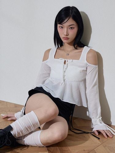 Cut Out Blouse_White - ITOV SEOUL - Modalova