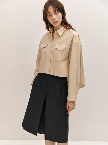 Flap Pocket Point Crop Shirt (L/Beige) - AVA MOLLI - Modalova