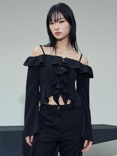 Off Shoulder Frill Blouse_Black - ITOV SEOUL - Modalova