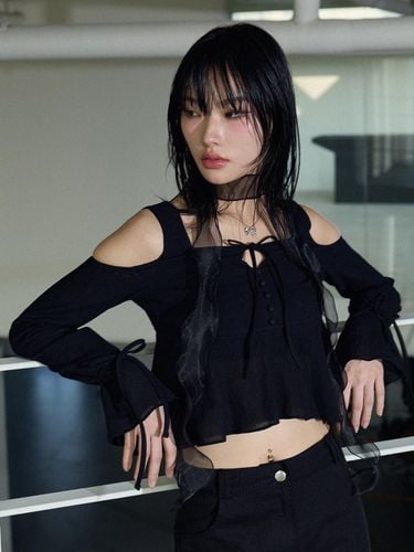 Cut Out Blouse_Black - ITOV SEOUL - Modalova