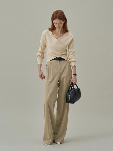 Two Tuck Pants (Beige) - Lamerei - Modalova