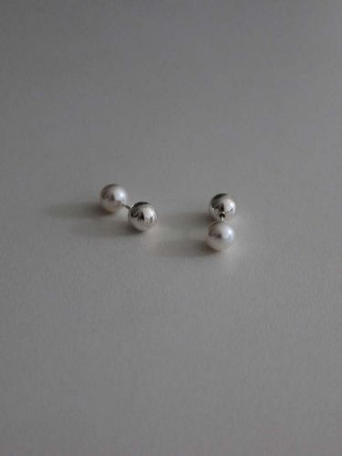 Symmetry Pearl Earring_Silver - MIDNIGHT MOMENT - Modalova