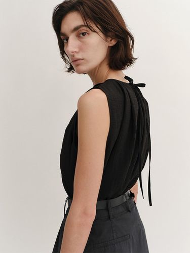 Pintuck Sleeveless Blouse_Black - KINDERSALMON - Modalova