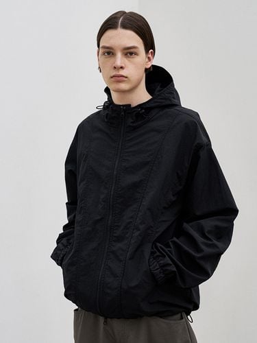 Curved Panel Nylon Wind Breaker_Matte Black - BASEMOMENT - Modalova