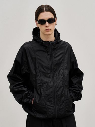 Curved Panel Nylon Wind Breaker_Glossy Black - BASEMOMENT - Modalova