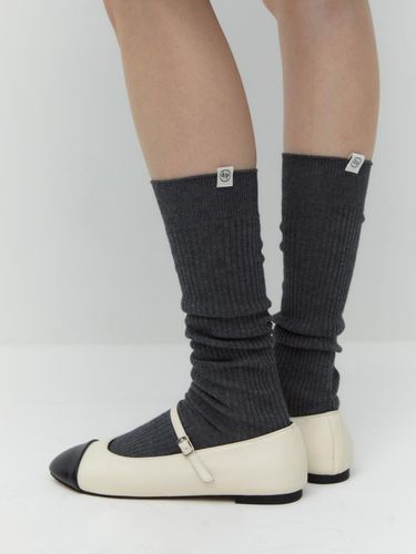 Essential Rib Knee Socks_Charcoal - DEPOUND - Modalova